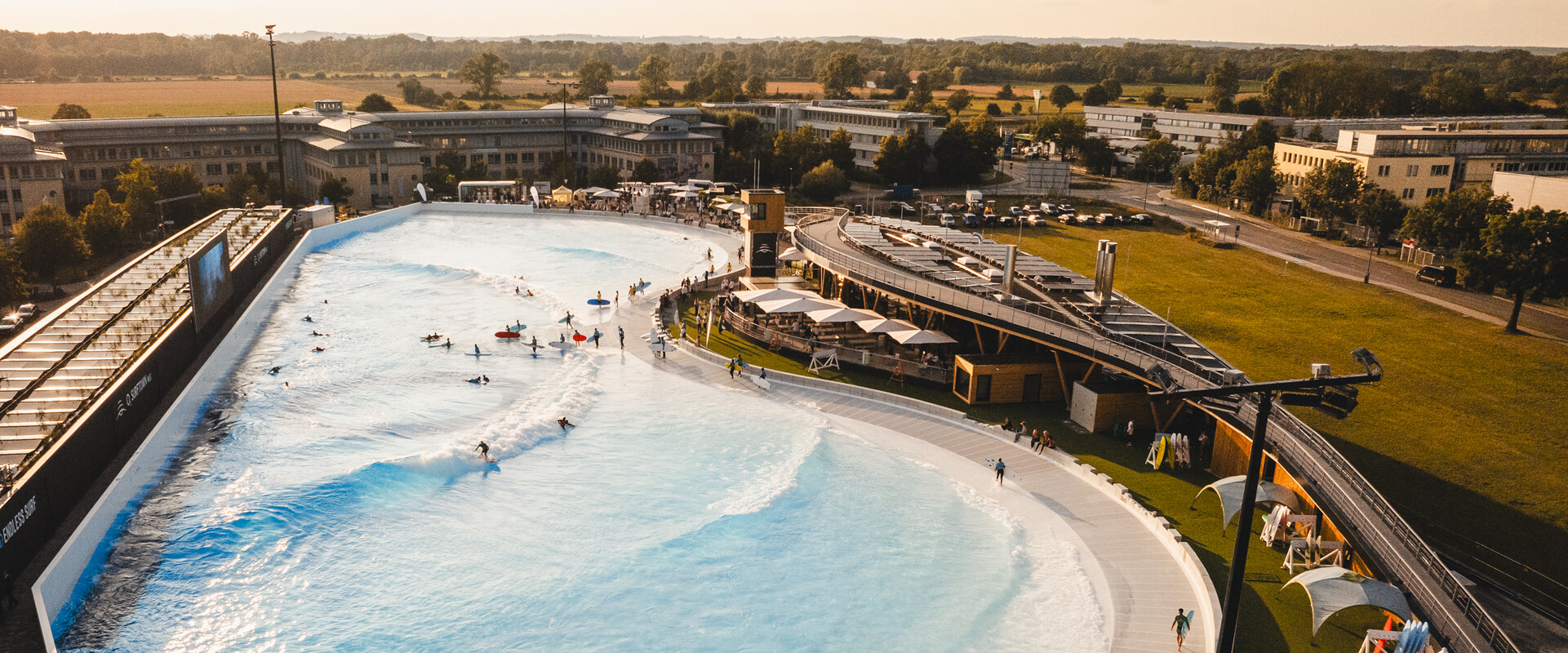 Die R&auml;umlichkeiten der Surftwon in M&uuml;nchen k&ouml;nnen f&uuml;r vielf&auml;ltige Veranstaltungszwecke gebucht werden, von Firmenevents und Tagungen &uuml;ber gesch&auml;ftliche und private Feiern. Daf&uuml;r stehen sowohl technisch top-ausgestattet Konferenz- und Meetingr&auml;ume zur Verf&uuml;gung als auch Chill-Out-Areas f&uuml;r Mingeling und Teambuilding. Dank des gastronomische Angebot unseres Restaurants ist auch f&uuml;rs Catering gesorgt. Das Bild zeigt das Gel&auml;nde aus der Vogelperspektive.